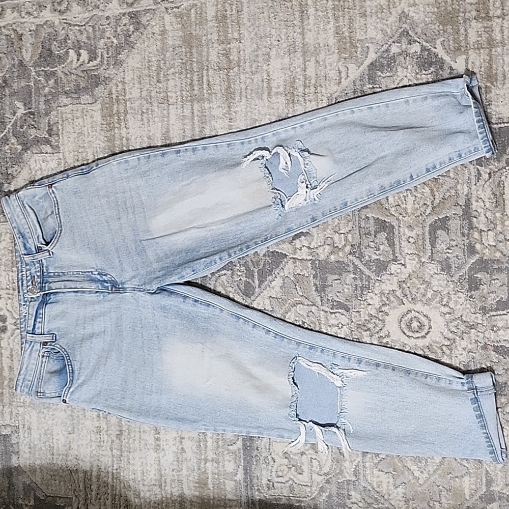 Light Wash Distressed Women's Jeans — So Cute And Comfy